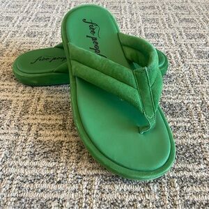 Free People Wonderland Womens Green Thong Sandal, Size 38.5 (women’s size 8)